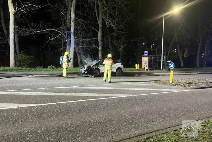 Auto zwaar beschadigd na brand