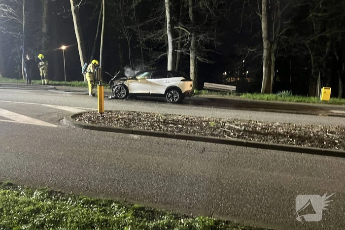 Auto zwaar beschadigd na brand