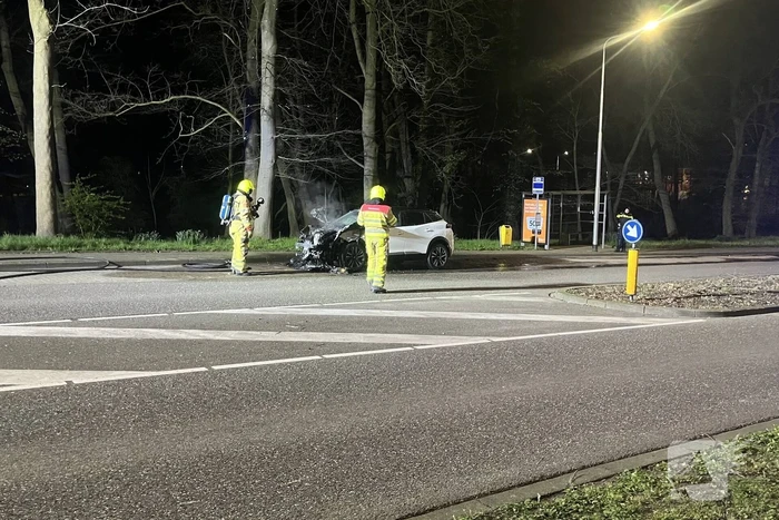 Auto zwaar beschadigd na brand