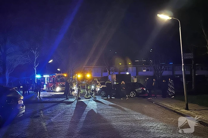 Persoon bekneld onder voertuig na aanrijding