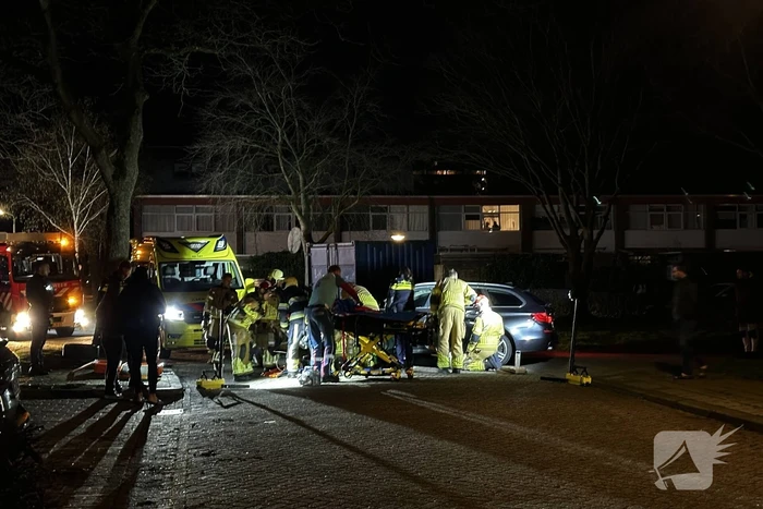 Persoon bekneld onder voertuig na aanrijding