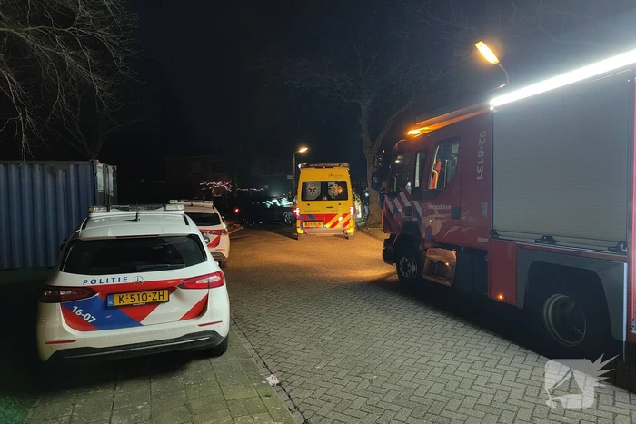 Persoon bekneld onder voertuig na aanrijding