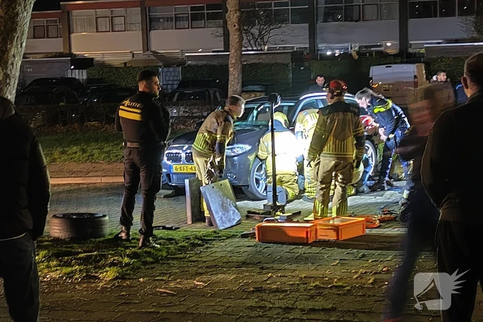Persoon bekneld onder voertuig na aanrijding