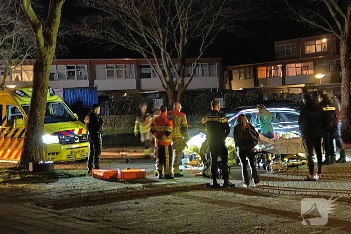 Persoon bekneld onder voertuig na aanrijding