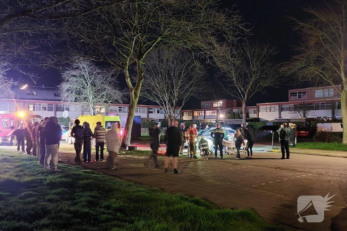Persoon bekneld onder voertuig na aanrijding