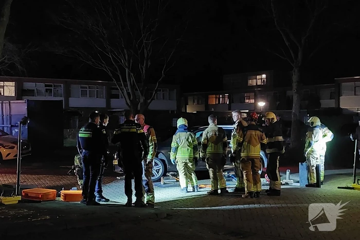 Persoon bekneld onder voertuig na aanrijding