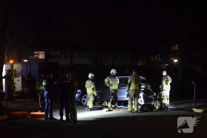 Persoon bekneld onder voertuig na aanrijding