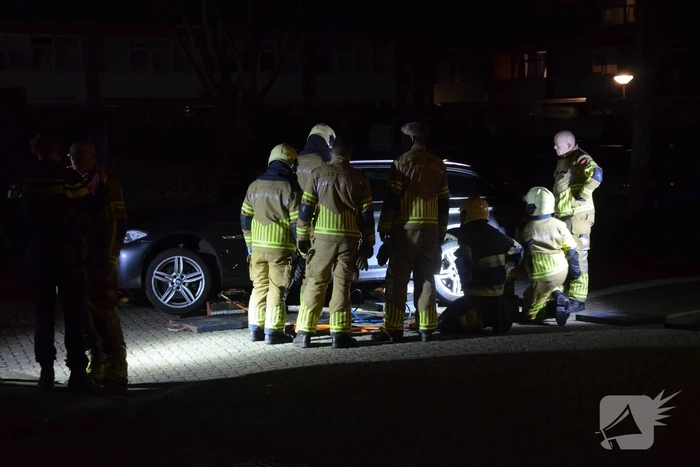 Persoon bekneld onder voertuig na aanrijding