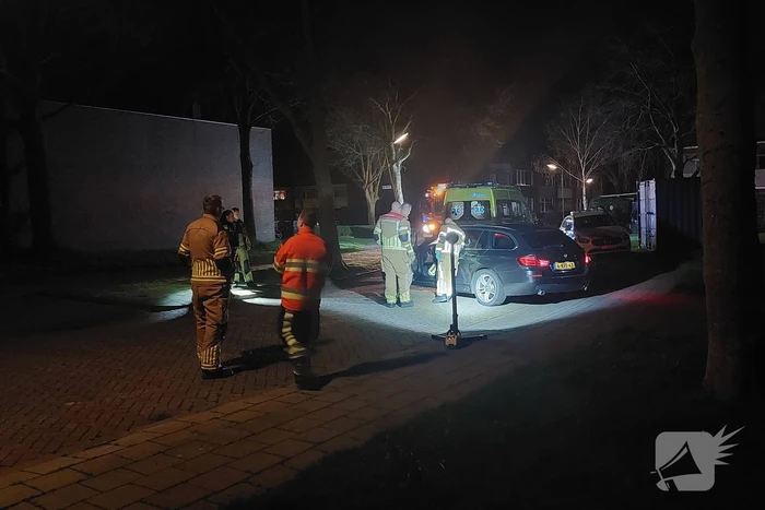Persoon bekneld onder voertuig na aanrijding