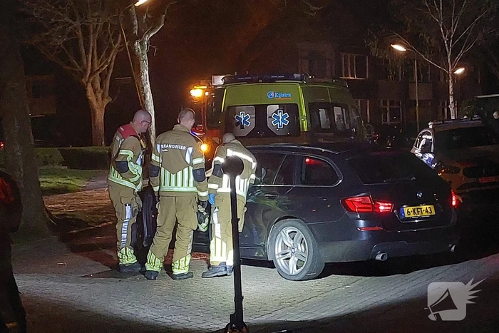 Persoon bekneld onder voertuig na aanrijding