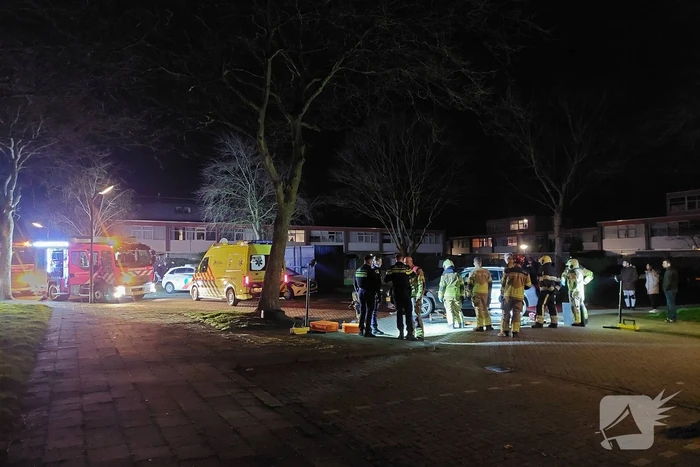 Persoon bekneld onder voertuig na aanrijding