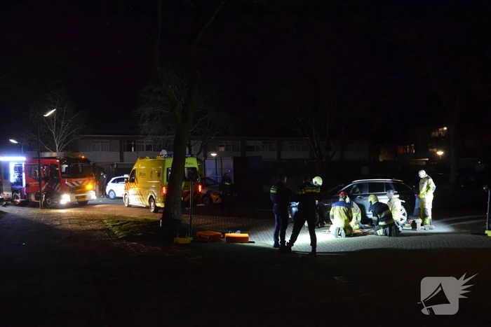 Persoon bekneld onder voertuig na aanrijding