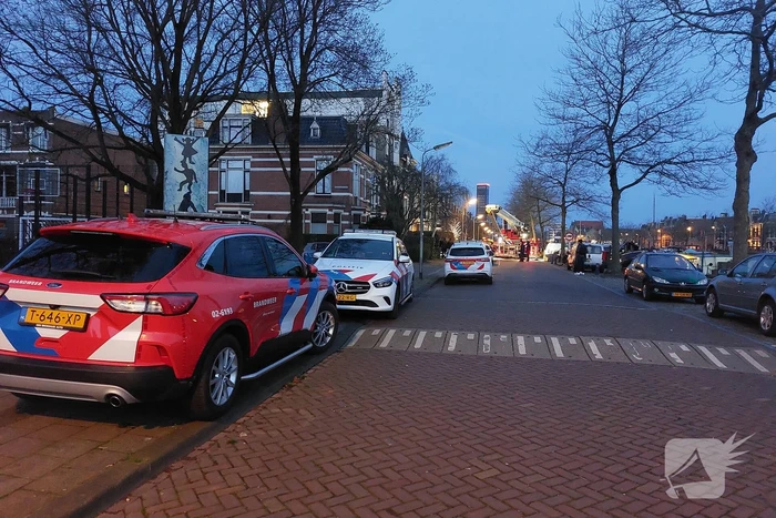 Bewoners met hoogwerker van balkons gehaald bij brand