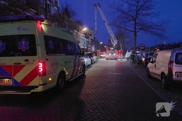Bewoners met hoogwerker van balkons gehaald bij brand