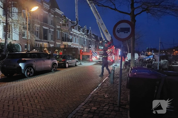 Bewoners met hoogwerker van balkons gehaald bij brand