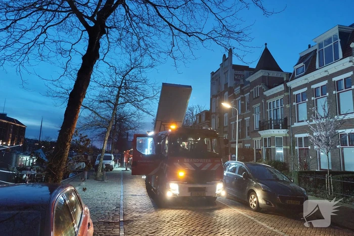 Bewoners met hoogwerker van balkons gehaald bij brand