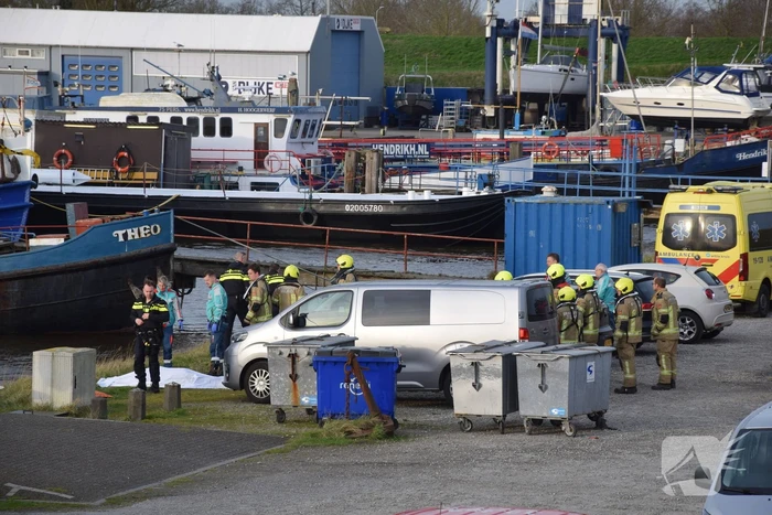 Overleden persoon door duikers van de marine boot aangetroffen