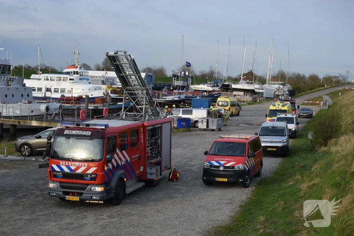 Overleden persoon door duikers van de marine boot aangetroffen