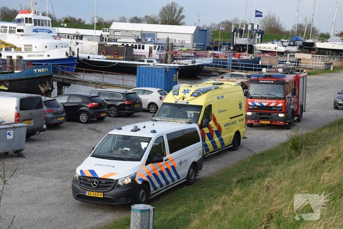 Overleden persoon door duikers van de marine boot aangetroffen