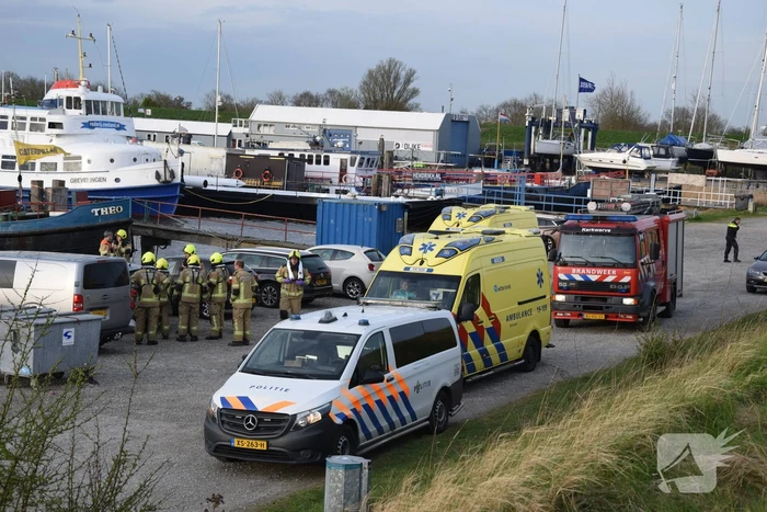 Overleden persoon door duikers van de marine boot aangetroffen