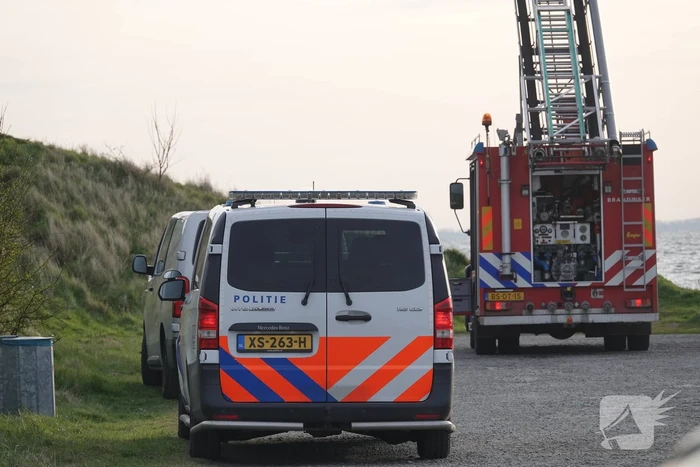 Overleden persoon door duikers van de marine boot aangetroffen
