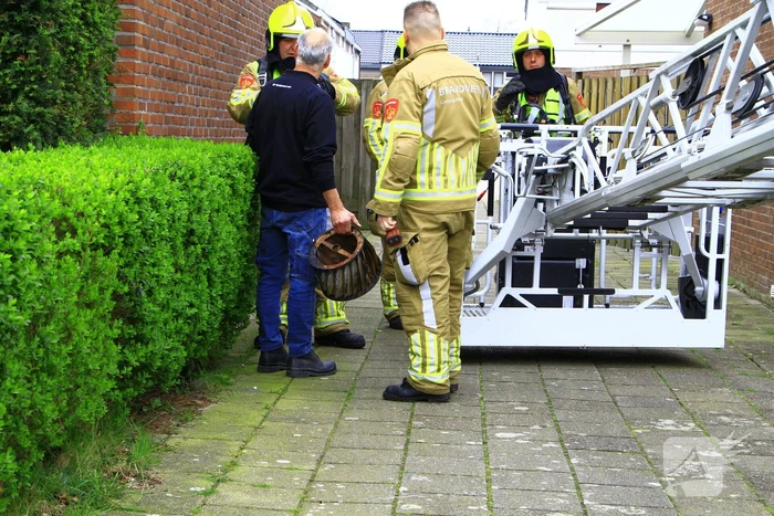 Brandweer veegt schoorsteen vanwege brand