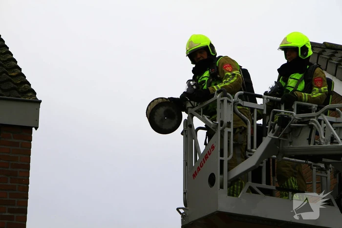 Brandweer veegt schoorsteen vanwege brand