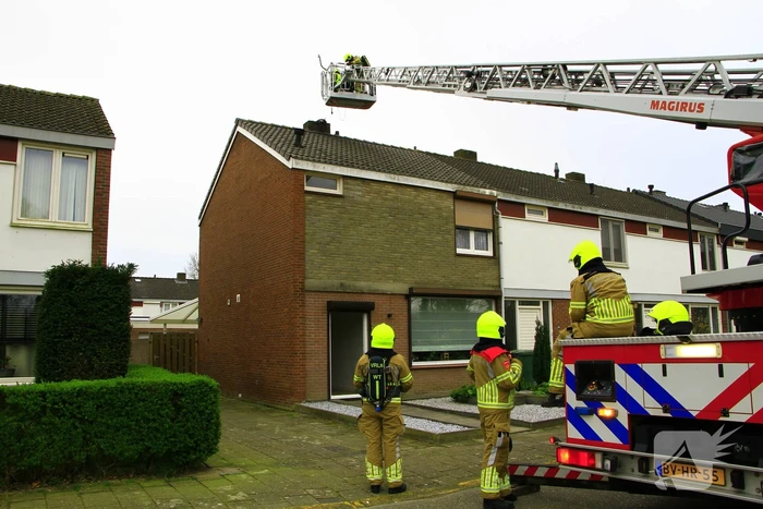 Brandweer veegt schoorsteen vanwege brand