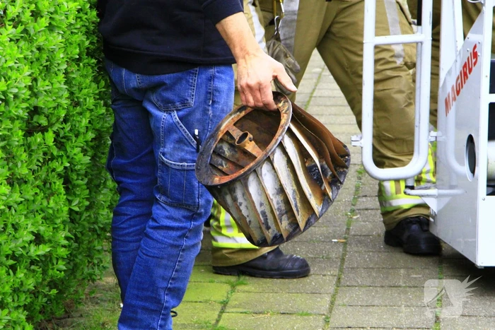Brandweer veegt schoorsteen vanwege brand