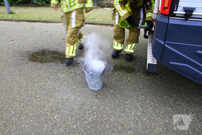 Brandweer veegt schoorsteen vanwege brand