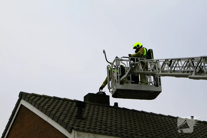 Brandweer veegt schoorsteen vanwege brand