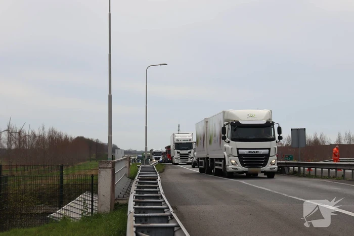 Snelweg afgesloten wegens gebroken arm van hoogspanningsmast