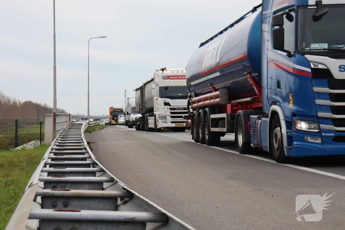 Snelweg afgesloten wegens gebroken arm van hoogspanningsmast