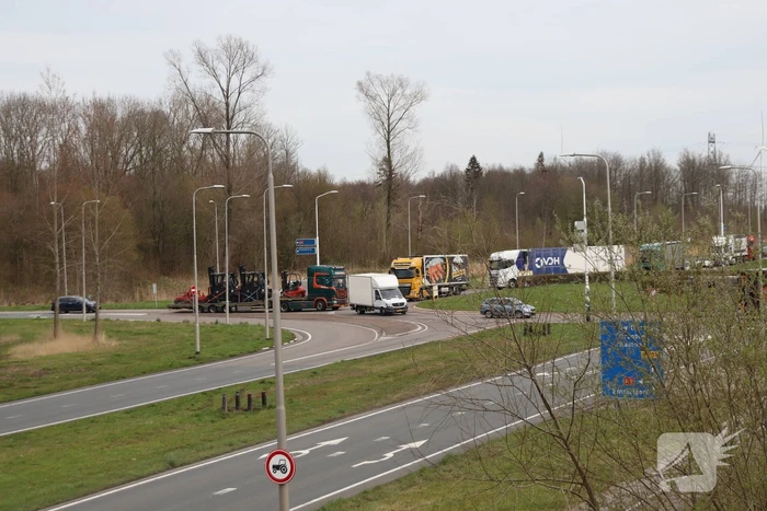 Snelweg afgesloten wegens gebroken arm van hoogspanningsmast