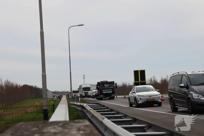 Snelweg afgesloten wegens gebroken arm van hoogspanningsmast