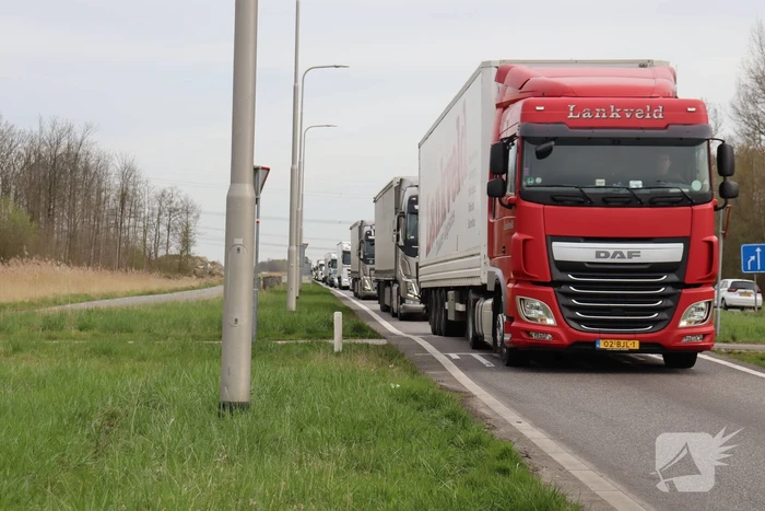 Snelweg afgesloten wegens gebroken arm van hoogspanningsmast