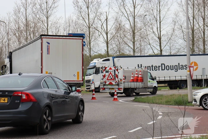 Snelweg afgesloten wegens gebroken arm van hoogspanningsmast