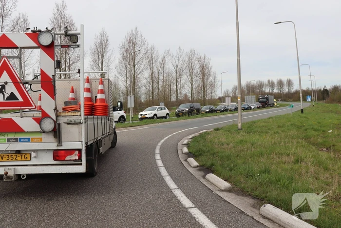 Snelweg afgesloten wegens gebroken arm van hoogspanningsmast