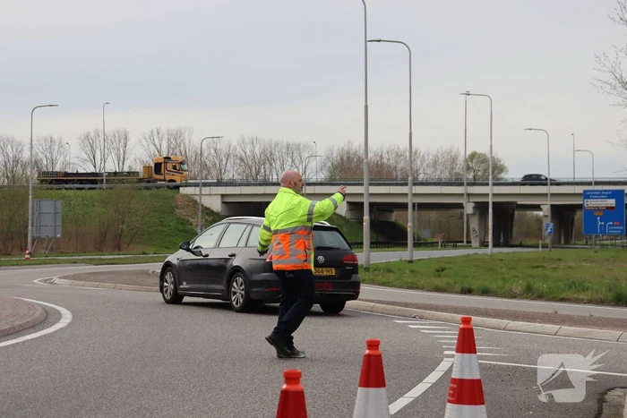 Snelweg afgesloten wegens gebroken arm van hoogspanningsmast