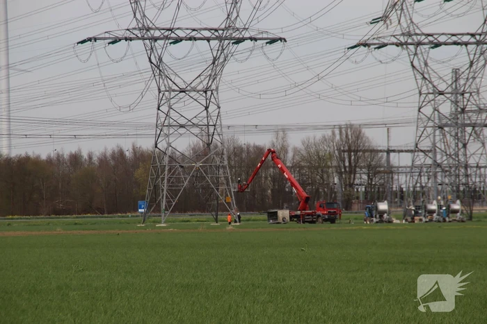 Snelweg afgesloten wegens gebroken arm van hoogspanningsmast