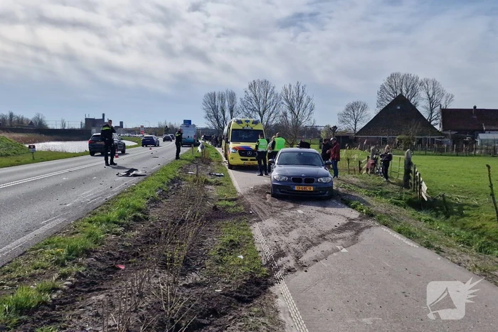 Bestuurder van bestelbus knalde op een auto met pech