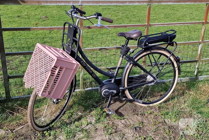 Bestuurder van bestelbus knalde op een auto met pech