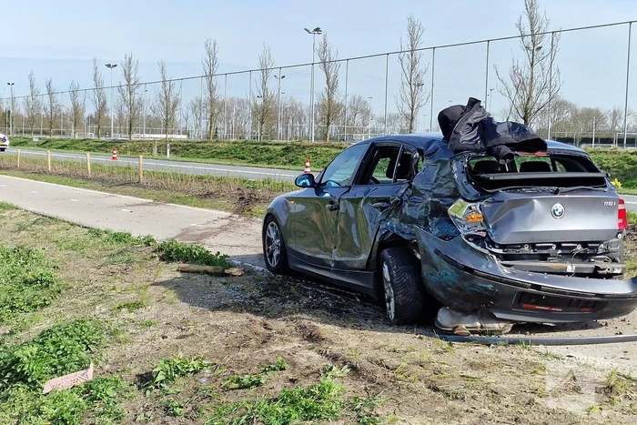Bestuurder van bestelbus knalde op een auto met pech