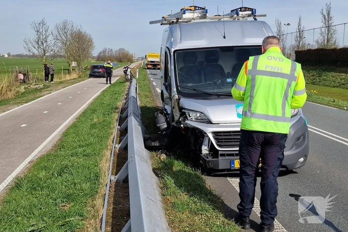 Bestuurder van bestelbus knalde op een auto met pech