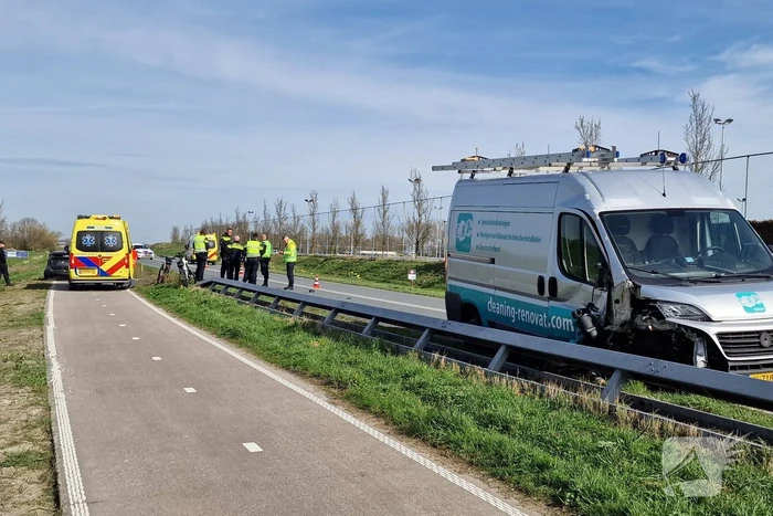Bestuurder van bestelbus knalde op een auto met pech