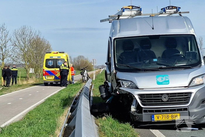 Bestuurder van bestelbus knalde op een auto met pech
