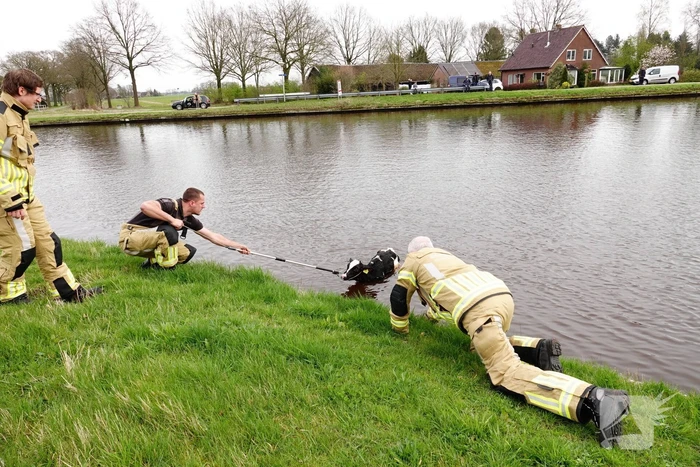 Brandweer 'vist' Pink uit water