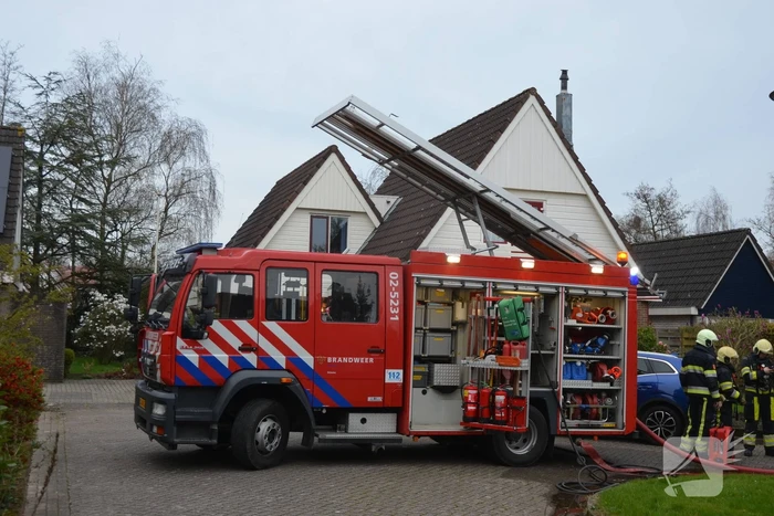 Brandweer ingezet voor brand in nok van dak