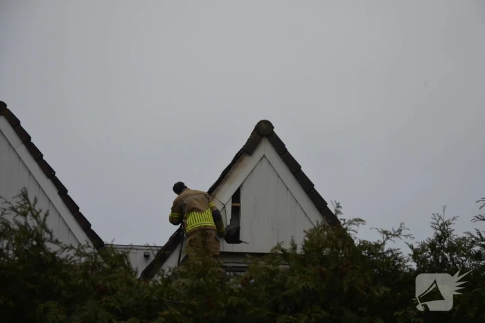 Brandweer ingezet voor brand in nok van dak