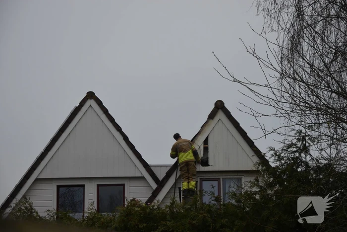 Brandweer ingezet voor brand in nok van dak